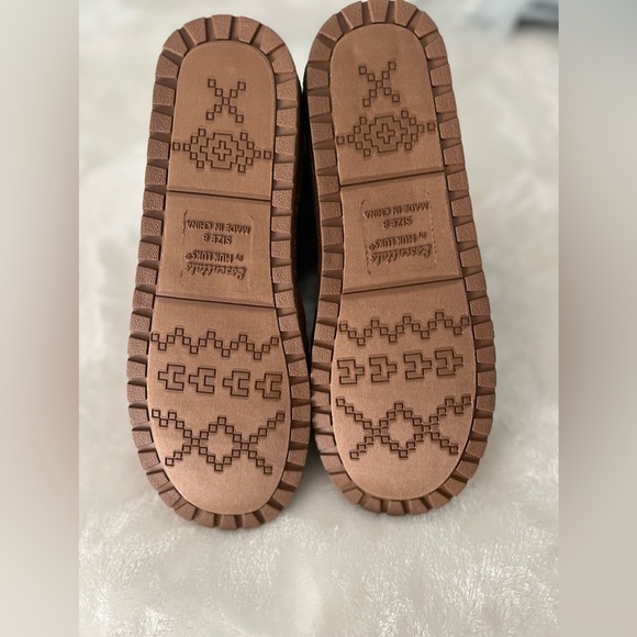 Muk Luks Alyx boot in walnut size 8 - Picture 4 of 7